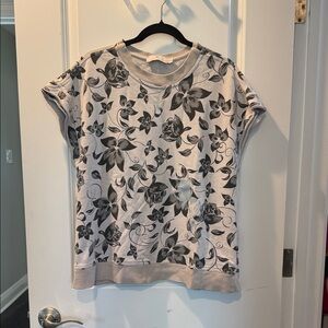 Floral Short Sleeve Crewneck Top in Light Gray